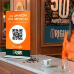 Mini roll up con QR para conseguir más reseñas en Google en un mostrador
