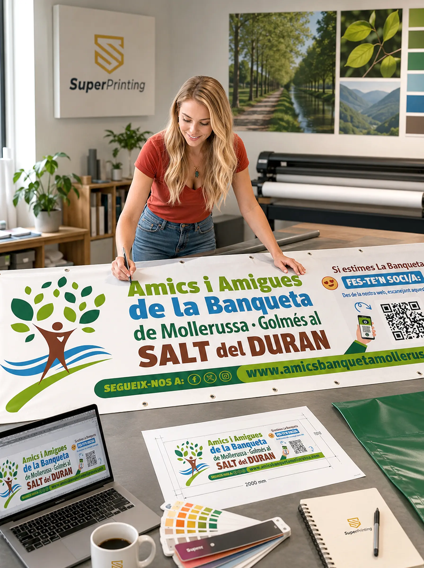 Equipo de SuperPrinting revisando el diseño gráfico y la impresión de una lona solidaria para una asociación medioambiental